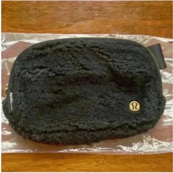 Lululemon “Everywhere Fleece” Belt Bag
2022 Black New With Tags! - Picture 3 of 3